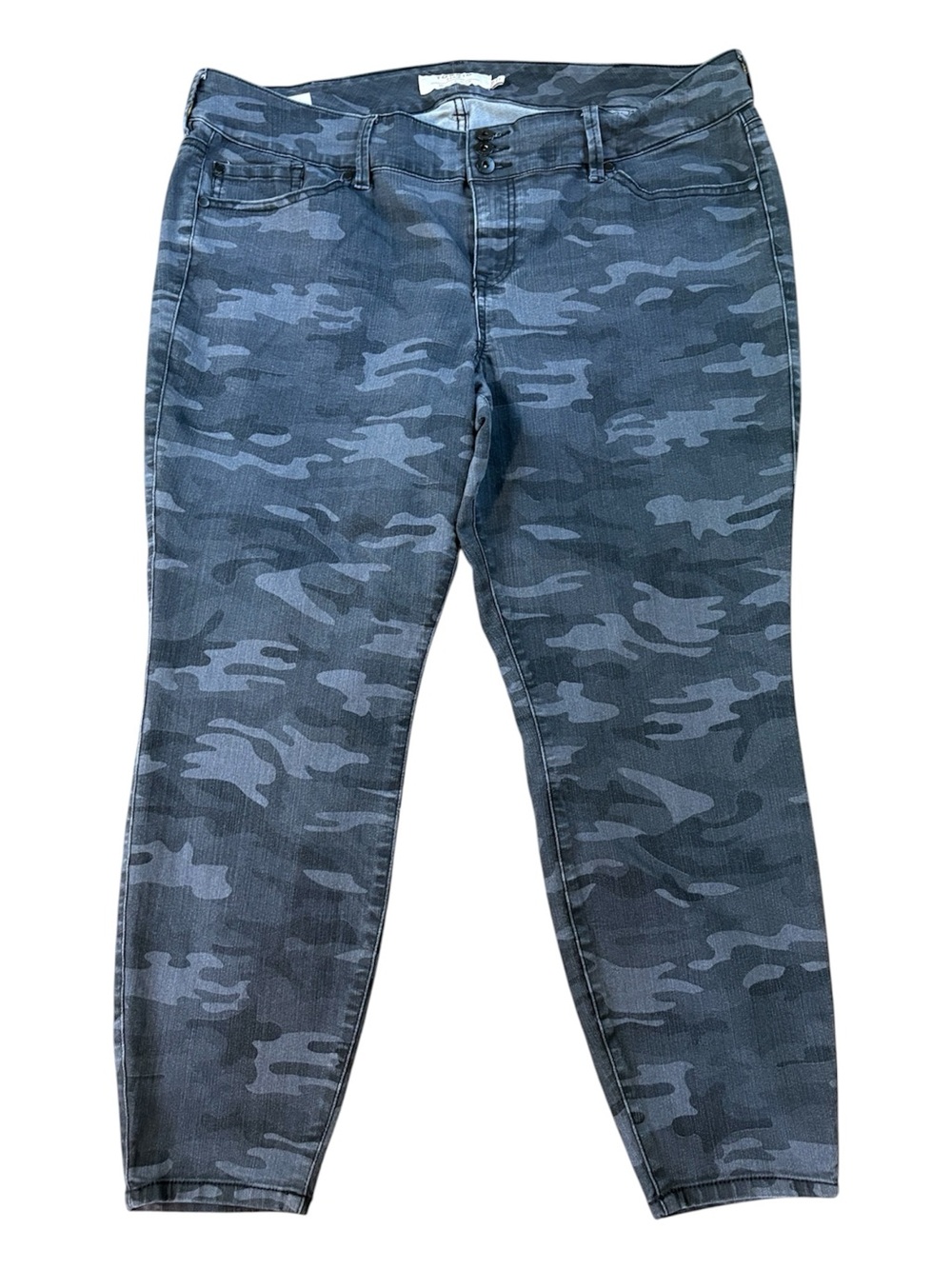 Torrid Black and Gray Camo Jegging Skinny Jeans. Size 24R